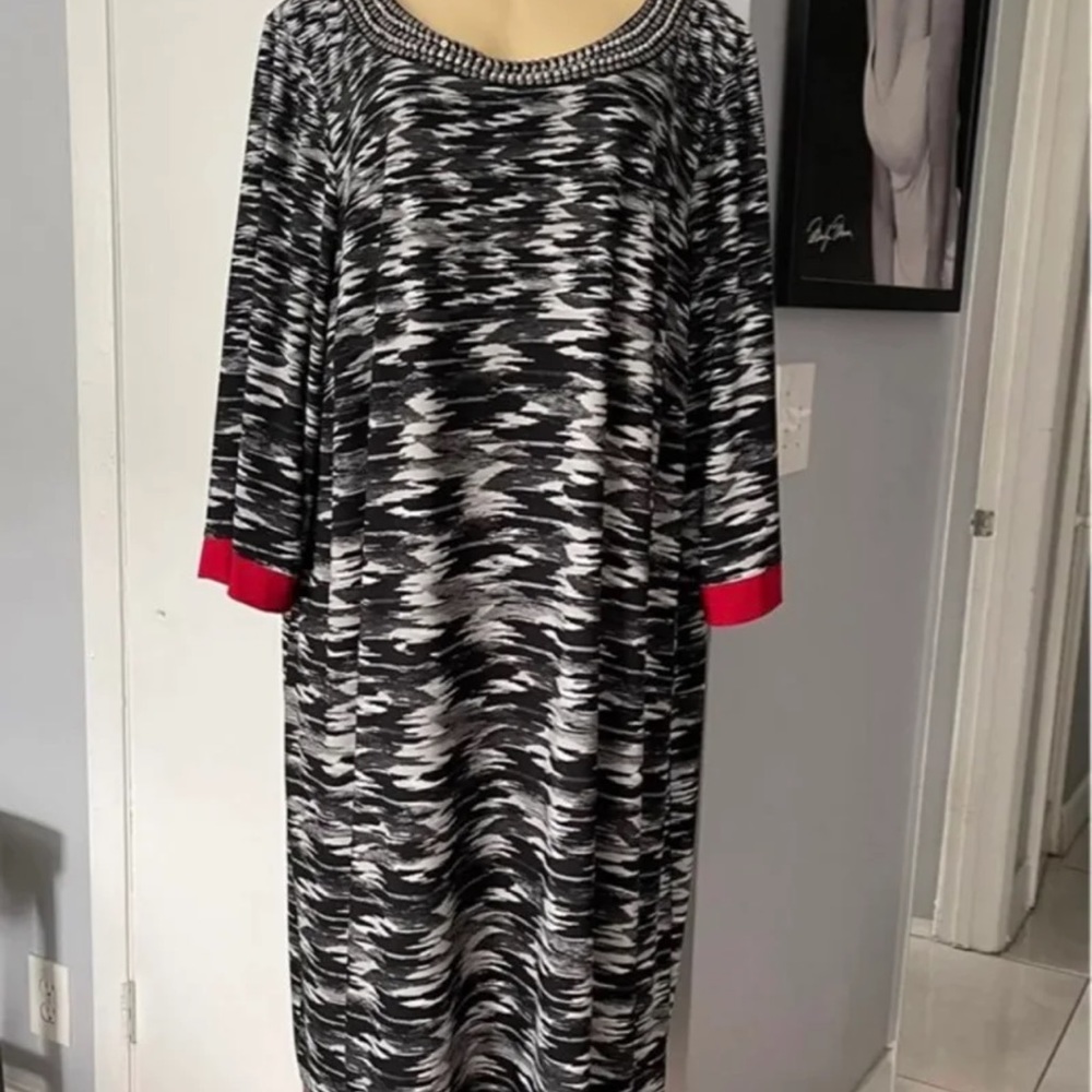 SANDRA DARREN DRESS FOR WOMEN
Size 3X